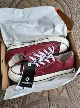 LOKASI BEKASI 100%BARU SIZE 42 CONVERSE MARUN