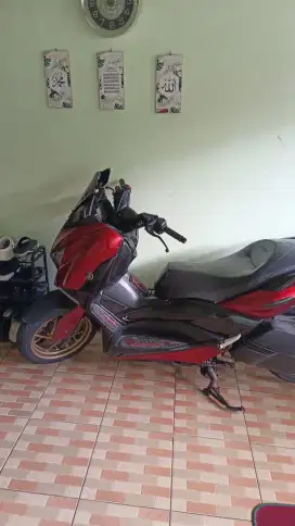 Xmax 2017 red glossy