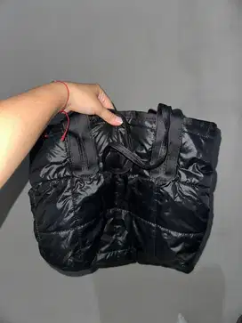 Tas nobrand hitam