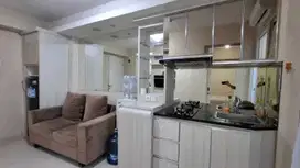 DISEWAKAN 2 KAMAR FULL FURNISH APARTEMEN BASSURA CITY ATAS MALL