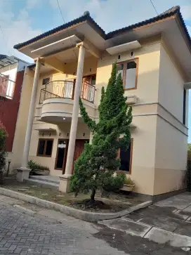 Rumah 2 lantai disewakan