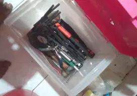 Kunci lengkap dengan box penyimpanan nya..