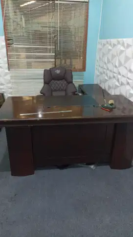 Meja kantor direksi