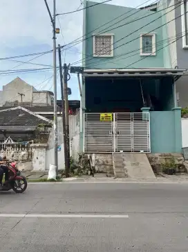 Dijual rumah bangunan 2 lantai dan kos kosan 5 pintu lokasi strategis
