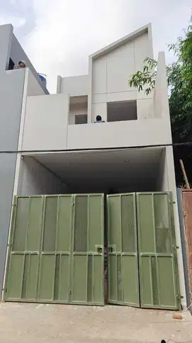 Rumah Baru 2 lantai dengan jalanan lebar dan tenang di Duri Kepa Jakar