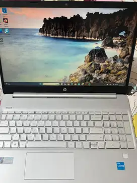 laptop HP core i3 8GB/512 GB silver