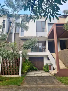 Rumah 3 lantai split level di foresta bsd city