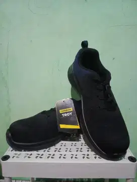 Sepatu Pelindung (Safety Shoe)