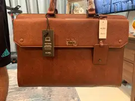 Tas kulit coklat pria Aldo Ori. Free: jam tangan pria