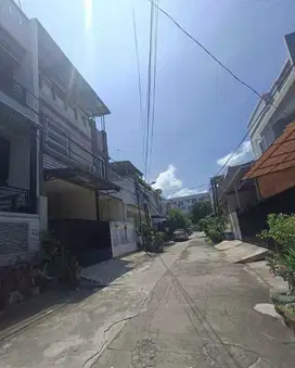 Dijual Murah! Rumah 3 Lantai di Muara Karag, Jakarta Utara
