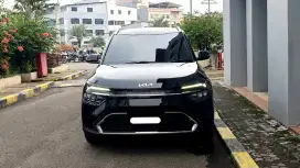Km 27 rb kia carens premiere 2023 hitam 6seater sunroof