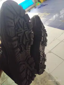 Sepatu safety atau hiking