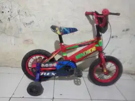 SEPEDA ANAK COWOK UKURAN 12 PLUS RODA BANTU KOKOH SIAP PAKAI