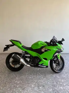 Ninja 250 warna favorite hijau kawasaki . pajak puanjanggg 2029
