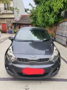 KIA RIO warna abu-abu