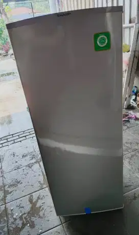 Frezer sharp 8rak,masih seeperti baru , pemakaian 1minggu saja..