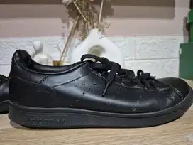Sepatu preloved adidas uk42 beli dari perancis