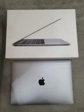 Macbook Pro 2017 8GB RAM 512 SSD