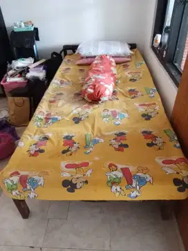 Dipan kayu  plus kasurnya