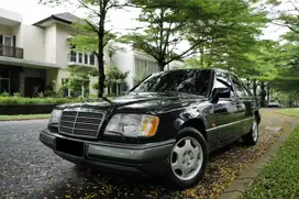 Mercedes Benz E220 Masterpiece Automatic 1996 Black on Grey