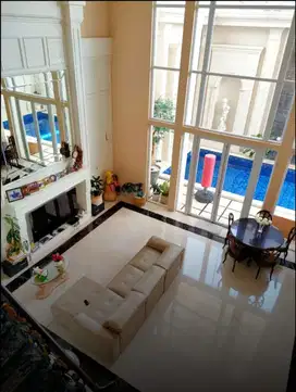 rumah classic Romawi with pool pakuwoncity dekat grand kenjeran merr
