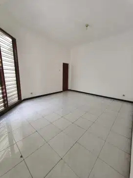 Rumah 2 lantai disewakan di Lembah Harapan