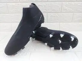 Sepatu Bola Ultra Match+ LL FG/AG