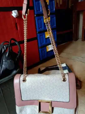 Tas bahu merek Hana
