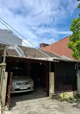 Rumah nyaman (akses jaklingko) jalan utama di komplek perumkar DKI