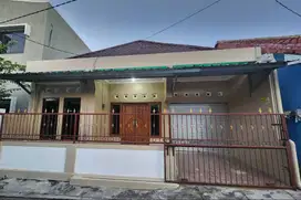 Disewakan Rumah nyaman, bersih, 7 kamar, 2 kamar mandi, plus garasi
