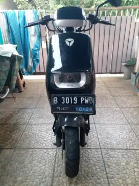 Motor Lustrik Yadea E8S Pro Tahun 2023 Hitam
