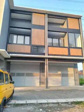 Dijual atau disewakan 3 ruko 2,5 lantai