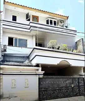 RUMAH MEWAH 3LANTAI komplek JATIBENING ESTETE