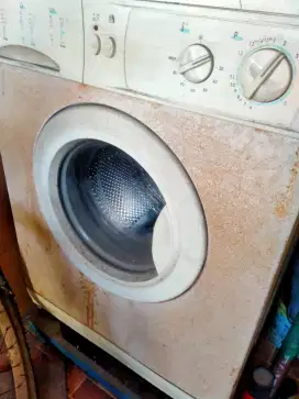 Dijual mesin cuci merk indesit jarang dipakai