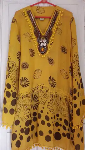 Baju atasan atau tunik dengan aksen kerang