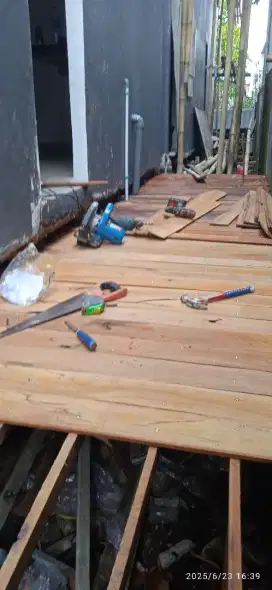 Tukang kayu dan batu