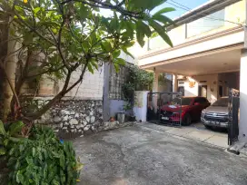 Disewakan/dikontrakan rumah pusat kota akses luas 5kt 3km 3 carport
