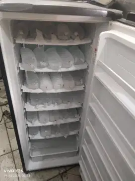 Di jual cepat prizer buat es batu merk Aqua