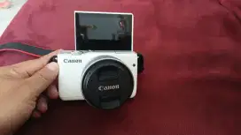 Kamera Mirrorless Canon M10 Putih - Siap Pakai
