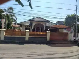 Disewakan rumah dengan tanah dan bangunan luas