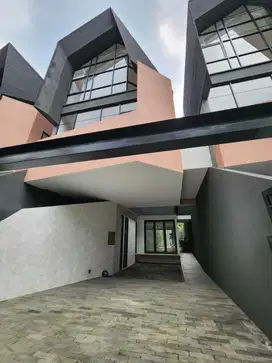 Hunian Modern 3 Lantai, Dalam Komplek Strategis dekat Kemang Raya