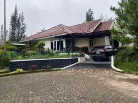 Villa cantik 4 kamar di kota bunga cipanas dekat kolam renang