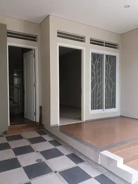 Rumah Disewakan Cocok Untuk Rumah Tinggal di Keb Baru Jakarta Selatan