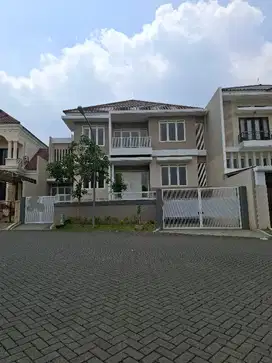 DIJUAL RUMAH BARU 2 LANTAI DI VPT MALANG ADA KOLAM RENANG .