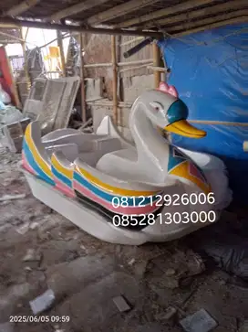 perahu bebek gowes model angsa warna putih