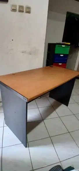 Meja kantor bekas