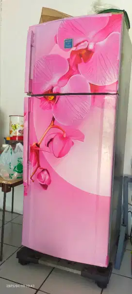 Di jual kulkas 2 pintu merk sharp  normal dingin beku.