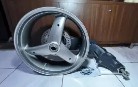 LIMBAH MOGE TRIUMPH Daytona Swing arm dan Velg BREMBO Lebar 17 x 6.00