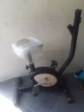 Alat speda statis divo apa adanya .masih fungsi tapi minus pegangan