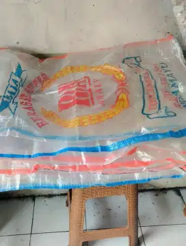 Karung ukuran 50kg.